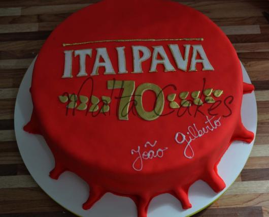 O bolo Itaipava versão tampinha de garrafa é bem agradável e perfeito para qualquer festa!