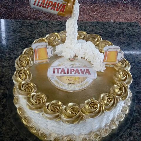 Os detalhes em dourado e a latinha no topo deixam o bolo da Itaipava deslumbrante