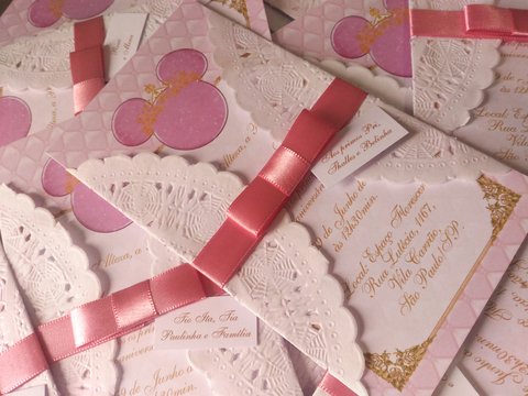 A renda de papel deixa o convite mais delicado minnie rosa
