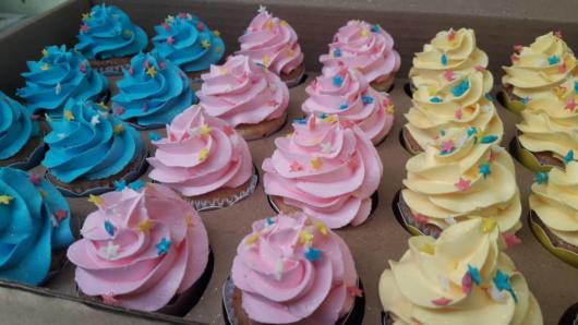 Cupcake Chuva de Amor: Decorado com chantilly rosa