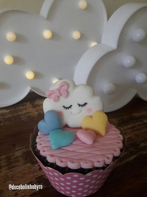 Cupcake Chuva de Amor: Decorado com pasta americana rosa