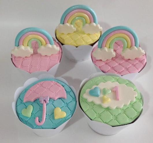 Cupcake Chuva de Amor: Decorado com pasta americana verde
