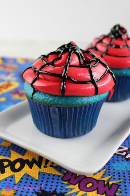 Cupcake com creme vermelho e os detalhes das teias em preto