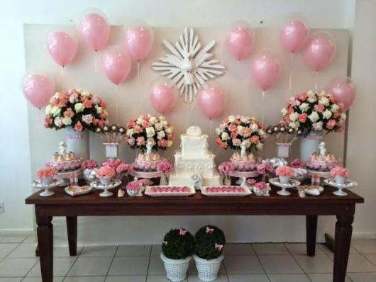 Decoração de batizado feminino: Com balões