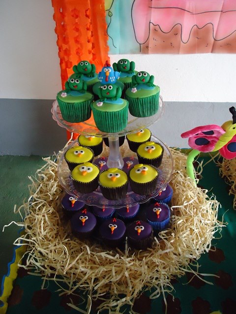 Cupcakes decorados dos personagens da Galinha Pintadinha