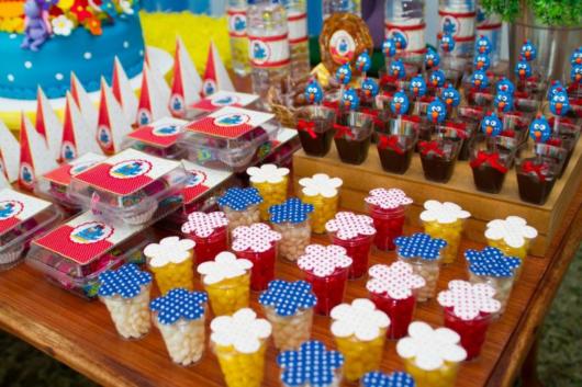 Mesa de doces de uma festa da Galinha Pintadinha
