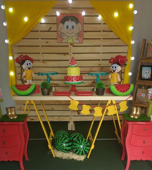 Festa da Magali simples: Decoração simples com mesa estilo cavalete