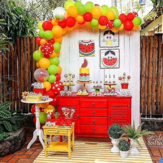 Festa da Magali baby: Decoração simples com móvel vermelho