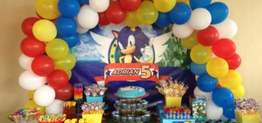 O arco de balões nas três cores em destaque no game farão sucesso em sua festa
