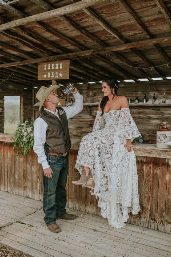 Vestido de noiva para casamento country no campo.