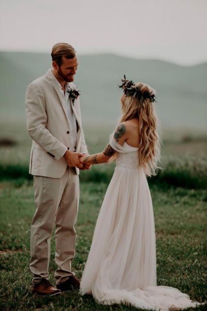 O vestido de noiva fluido e a coroa de flores combinam com casamento no campo