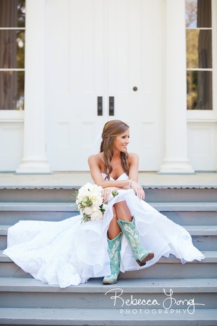 Você também pode apostar nas botas coloridas com vestido de noiva