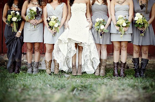 A noiva, bem como as madrinhas podem usar botas de cowboy