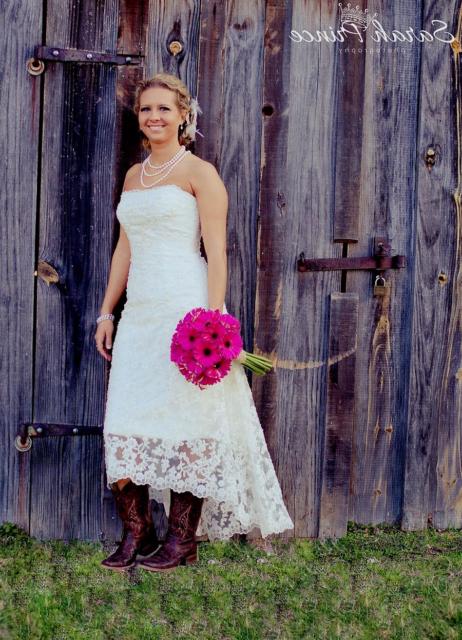 Vestido rendado de noiva com bota de cano alto marrom