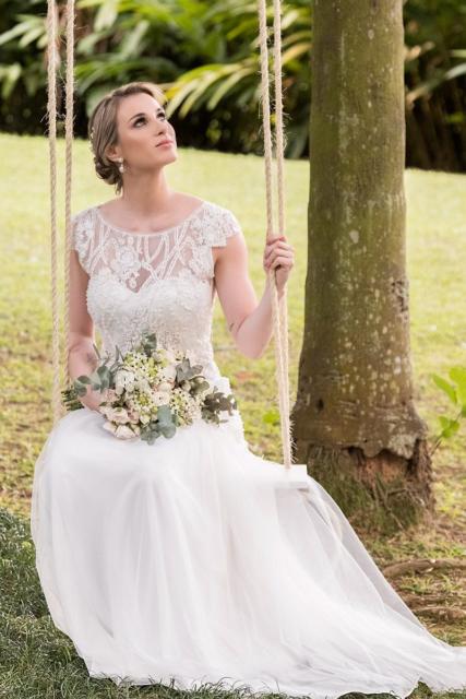 Vestido com detalhe rendado no busto