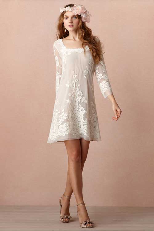 Vestido de noiva curto bordado e com as mangas longas