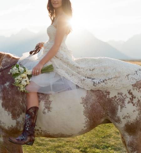 Inspiração de noiva com vestido e botas de cowboy