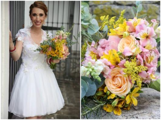 Combine flores do campo com um vestido de noiva curto e leve
