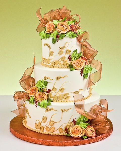 Bodas de Trigo: Bolo decorado com chantilly e flores laranjas