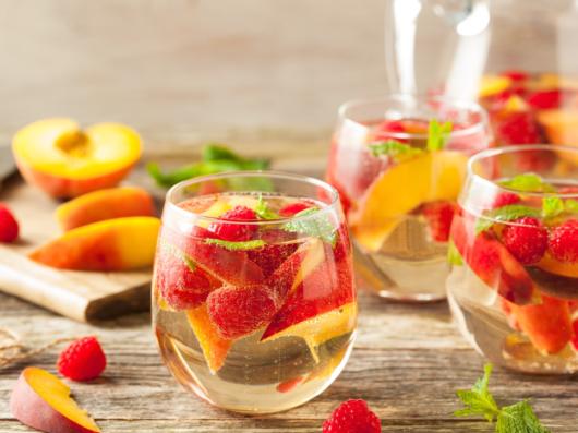 As frutas são utilizadas como decoração no drink
