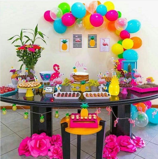 Festa Flamingo: Decoração simples com balões coloridos