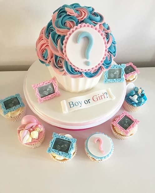 Bolo em formato de cupcake.
