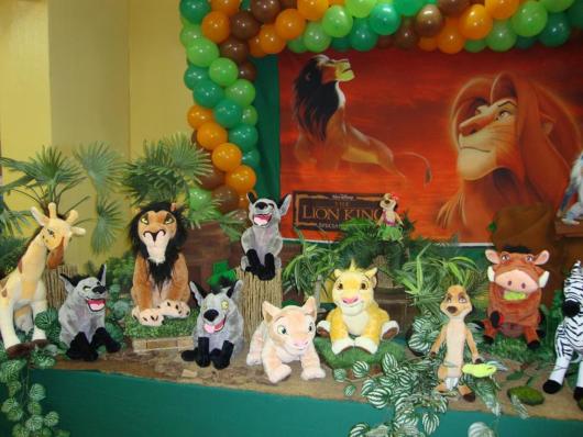 Decoração da Festa Rei Leão luxo com personagens de pelúcia