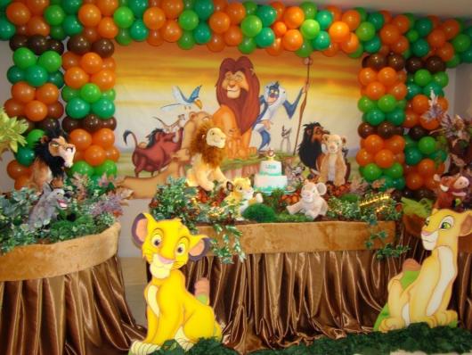 Decoração da Festa Rei Leão luxo com balões verdes, amarelos e marrons