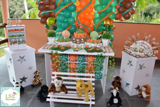 Decoração da Festa Rei Leão provençal com balões coloridos
