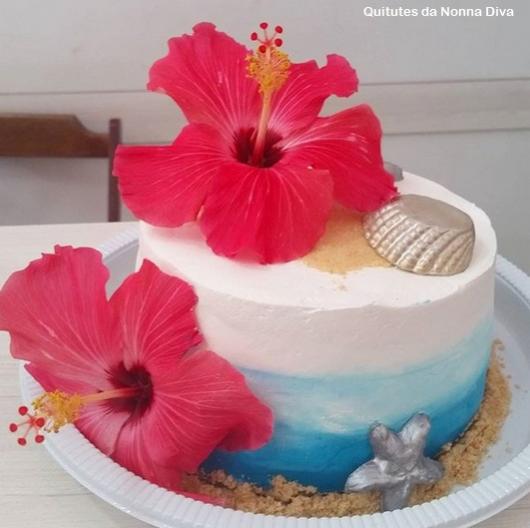 bolo havaiano com flores
