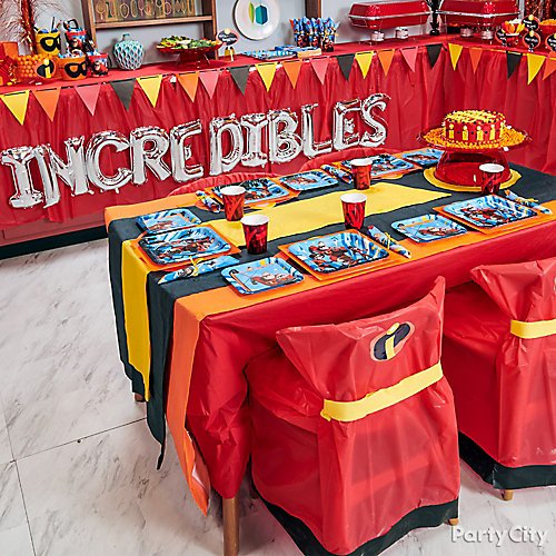 Nessa decoração, a mesa é enorme, ideal para diversos convidados