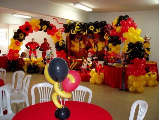 Mesas decoradas, um lindo painel e vários arcos de balões coloridos