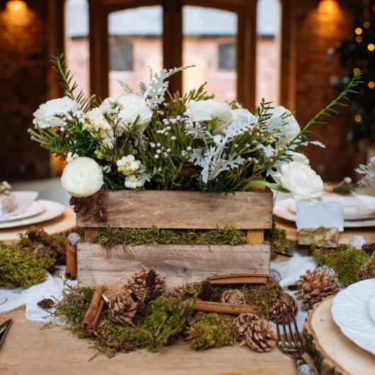 Mini wedding: decoração rústica com caxote de madeira