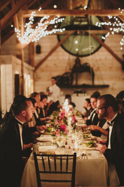 Mini wedding: decoração da mesa com arranjos alinhados