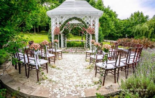 Mini wedding: decoração de cerimonia com flores rosa