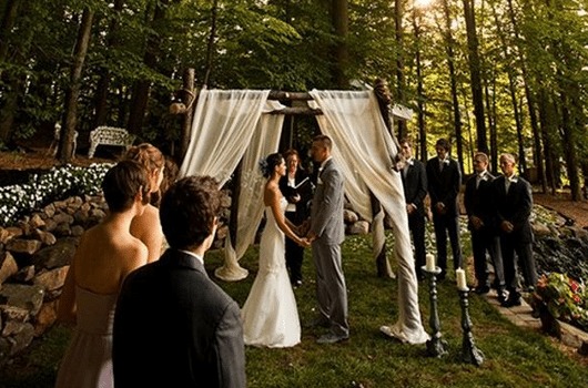 Mini wedding: decoração de cerimonia com cortina branca
