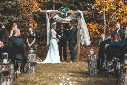 Mini wedding: decoração de cerimonia com arco decorado com tecido