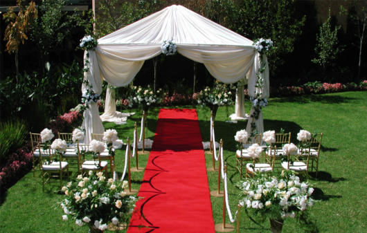 Mini wedding: decoração de cerimonia com tapete vermelho