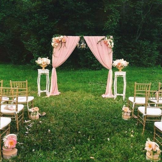 Mini wedding: decoração de cerimonia com arco rosa