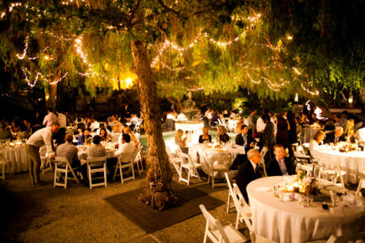 Mini wedding: decoração rústica com varal de lâmpadas