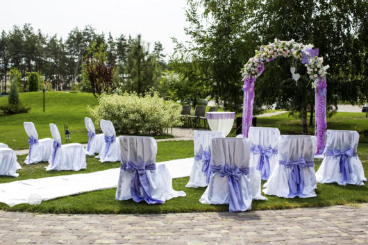 Mini wedding: decoração de cerimonia com arco lilás