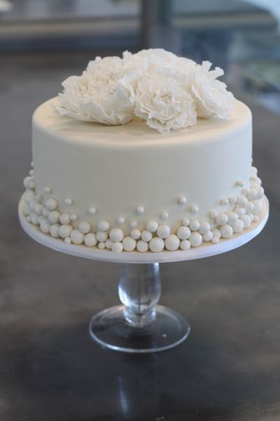 Mini wedding: bolo com pérolas comestíveis