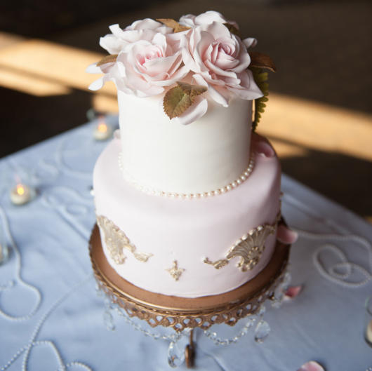 Mini wedding: bolo com flores na cor rosa