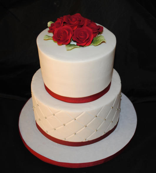 Mini wedding: bolo com rosas vermelhas