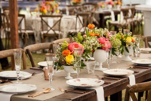 Mini wedding: decoração rústica com flores na mesa