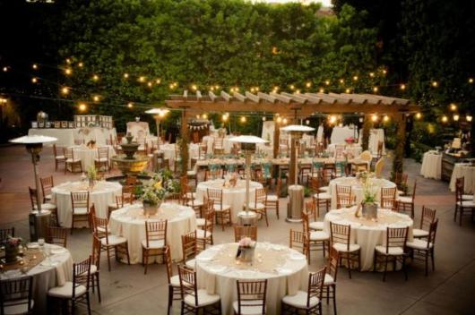 Mini wedding: decoração rústica com arranjos nas mesas