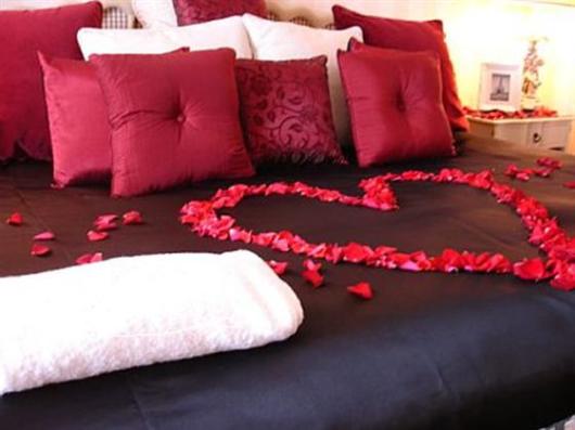 Surpresa para namorada: quarto decorado com pétalas