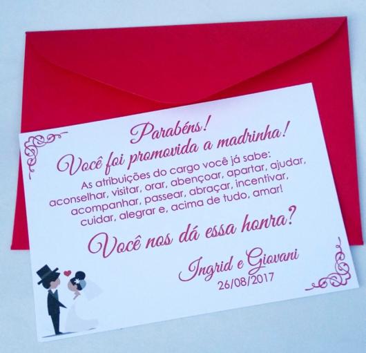 Convite de envelope rosa e escritas também da cor rosa.