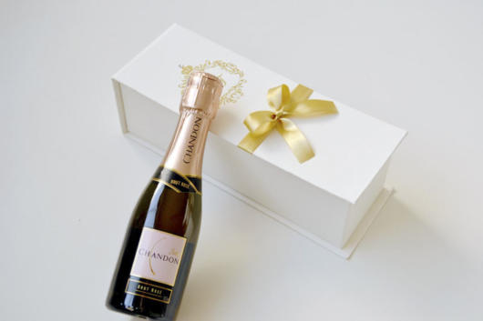 Convite de caixa pequena com champanhe.