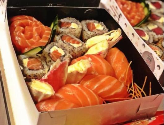 festa na caixa para amiga com sushi